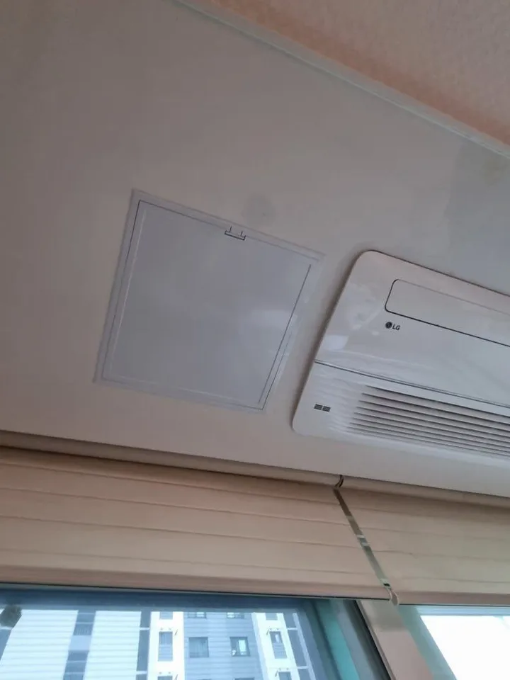 천장형 에어컨 옆 천장에 설치한 점검구를 가까이 찍은 사진 예시