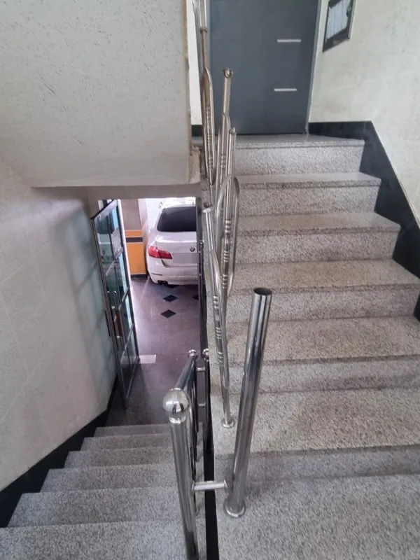 계단과 난간을 위에서 내려다본 사진 예시