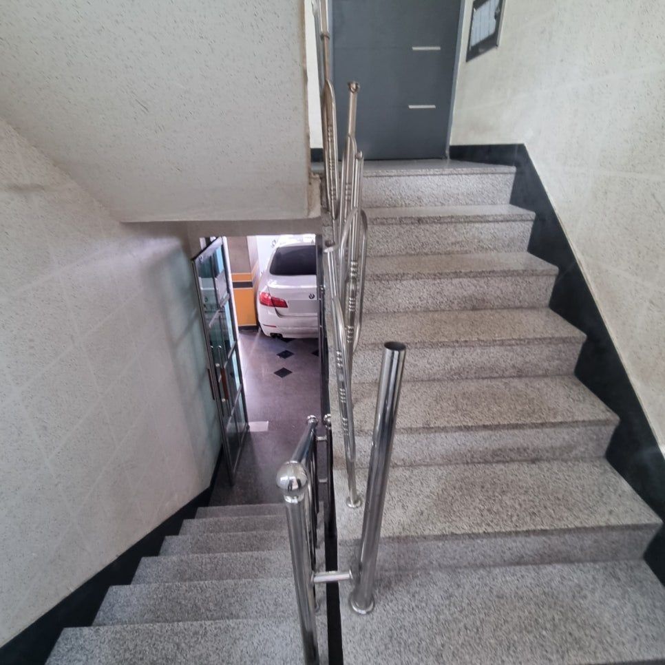 손잡이가 떨어진 계단 난간 — 위쪽에서 본 모습