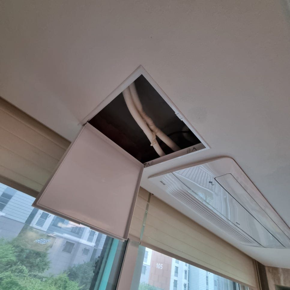 시공 후 — 점검구 문을 열어 에어컨 배관 쪽에 접근할 수 있는 모습