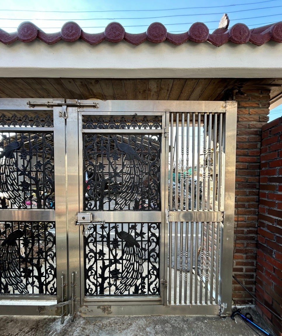 수리 후 대문 정면