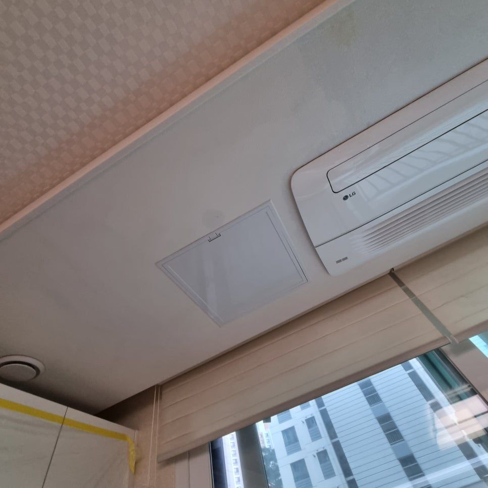 시공 후 — 에어컨 옆 천장에 설치한 점검구