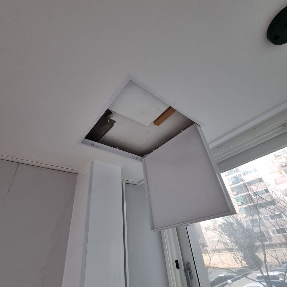 시공 후 — 점검구 문을 열어 천장 안쪽에 접근할 수 있는 모습