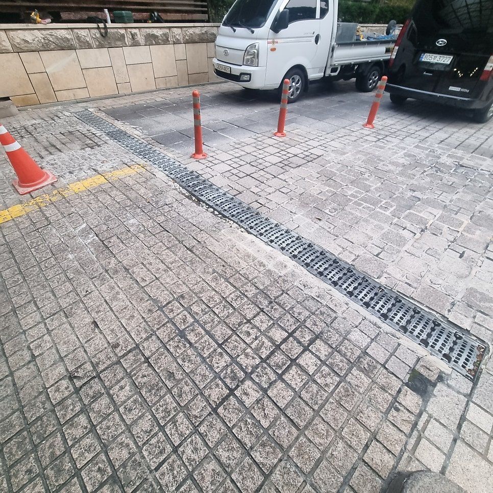 시공 전 — 프레임이 흔들려 덜컹거리던 출입구 트렌치