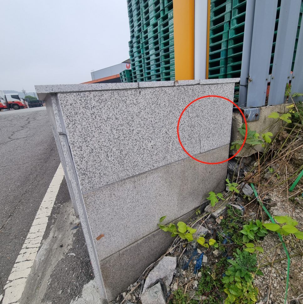 균열이 간 화강석 문주 표면