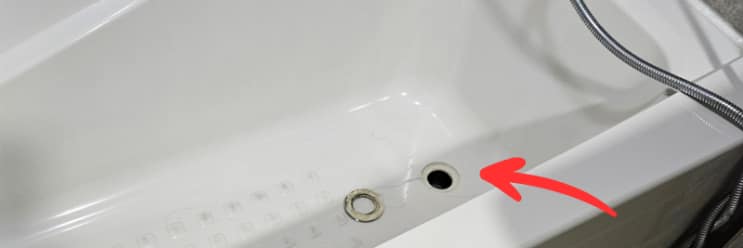 욕조 배수구 트랩 교체 구미시 현장 사진 — 배수구 플랜지 이탈 지점 (저해상도 가로 크롭, 히어로에 안 맞아 미사용)